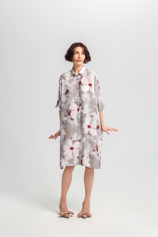 Obszerna koszulowa sukienka w kwiaty