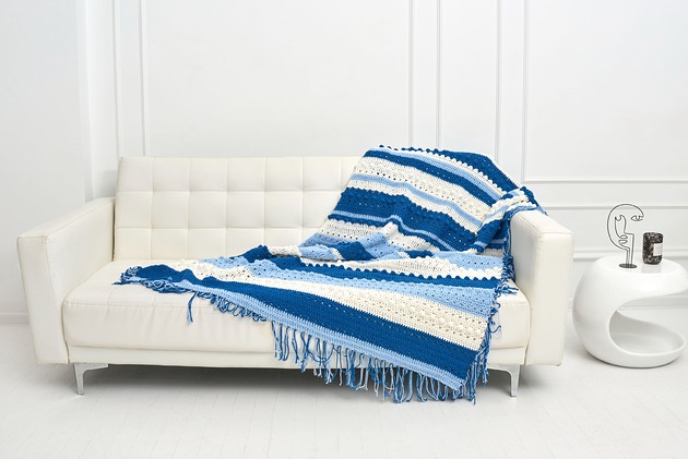 Biało/błękitno/niebieski koc handmade z mieszanki bawełny z poliestrem.