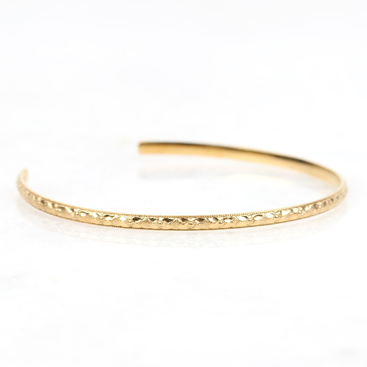 Złota, sztywna, regulowana bransoletka - Peonia