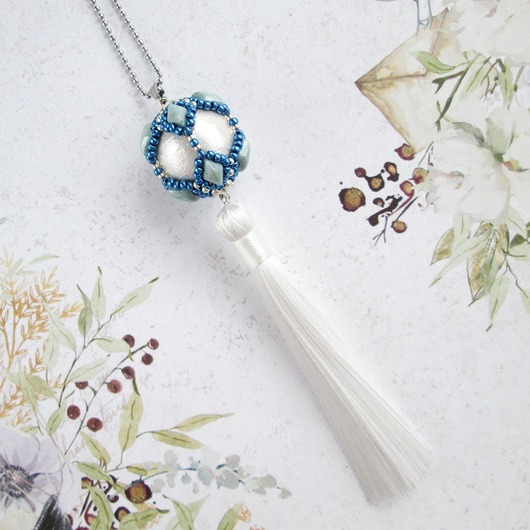 Wisiorek z perłą i chwostem biały