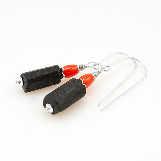 Klasyczne kolczyki srebro surowy turmalin koral