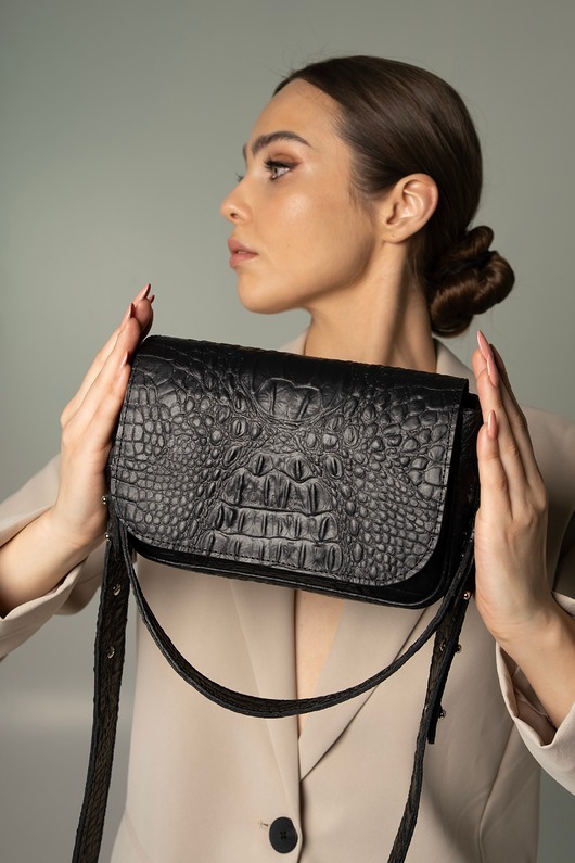 Bobby Bag torba skórzana z klapką czarna pyton