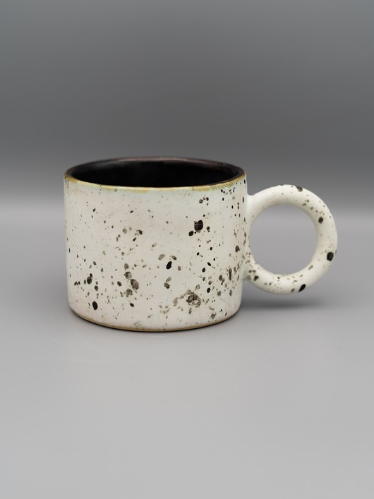 Ceramiczny kubek z okrągłym uszkiem
