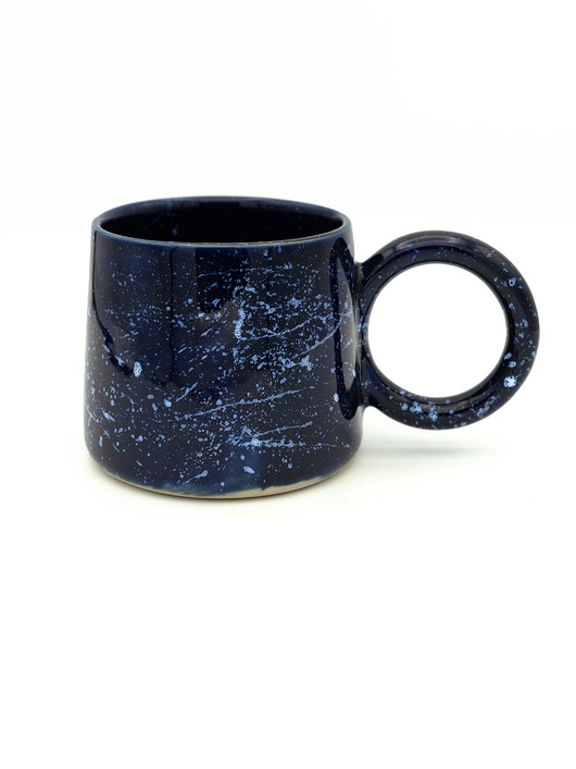 Granatowy kubek z okrągłym uszkiem