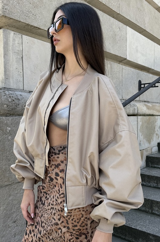 Krótka kurtka typu bomber mocca