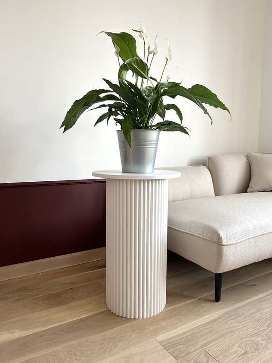 Biały okrągły, ryflowany stolik nocny, pomocniczy