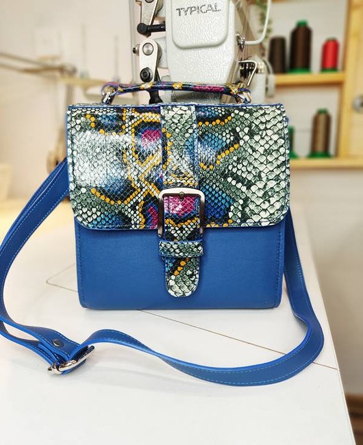 Listonoszka z kobaltowej skóry naturalnej - Powiększona Pheobe