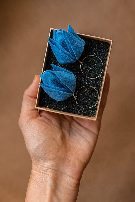 Kwiaty na prezent dla niej - jasnoniebieskie kolczyki TULIPANY premium