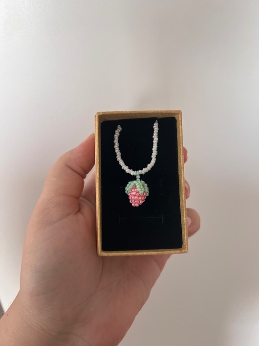 Handmade naszyjnik z koralików z plecionym owocem malinką