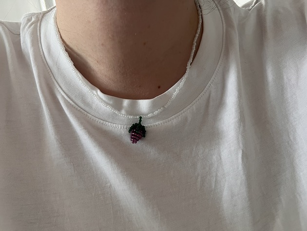 Handmade naszyjnik z koralików z plecionym owocem fioletową jeżyną