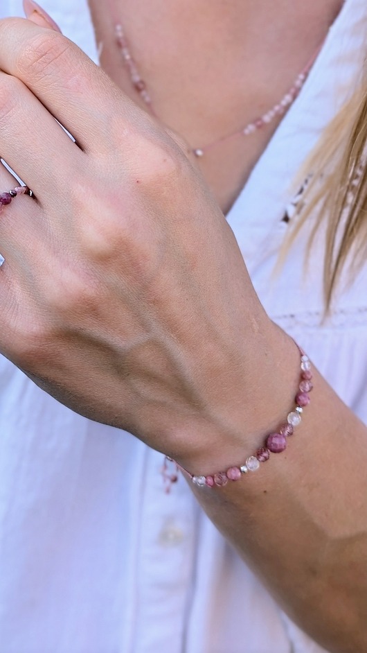 Różowa bransoletka na nici z rodonitem i kryształem górskim