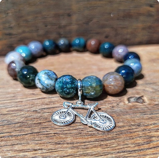 Rower w pięknych kamieniach