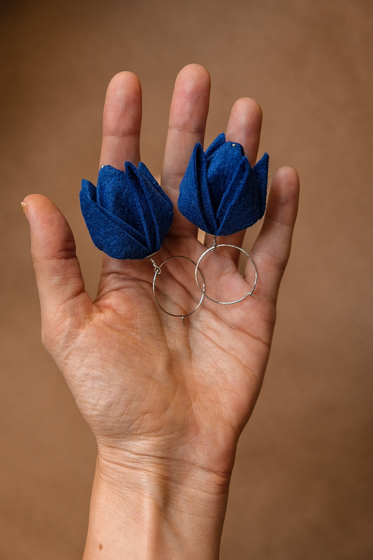 Kwiaty na elegancki prezent dla niej - kobaltowe kolczyki TULIPANY premium