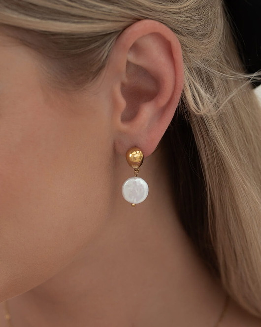 Złote wiszące kolczyki z naturalną perłą ze stali pozłacane