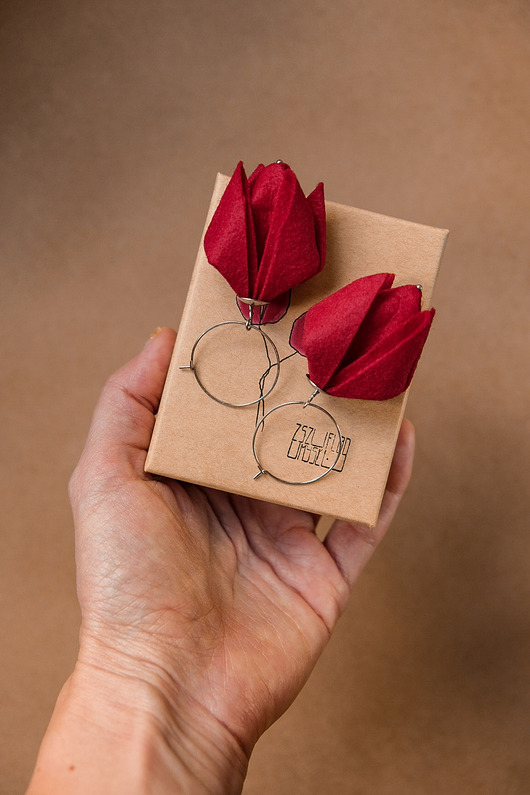 Elegancki upominek dla niej - ciemnoczerwone kolczyki TULIPANY premium