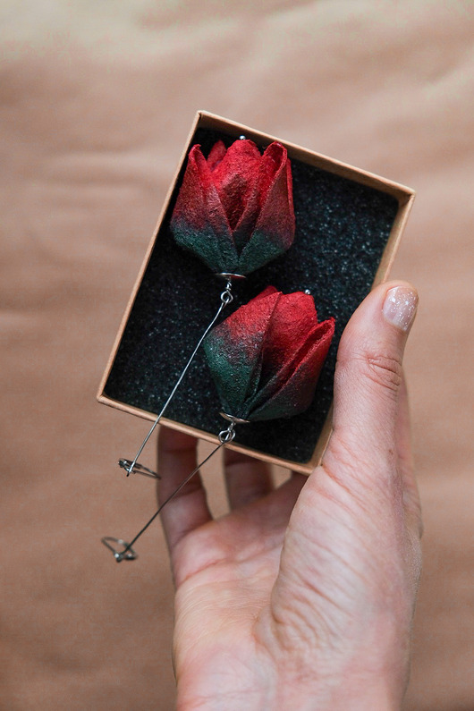 Elegancki prezent dla niej zamiast kwiatów - czerwone kolczyki TuliPan? Tulę!