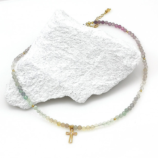 Naszyjnik z fluorytu z krzyżykiem