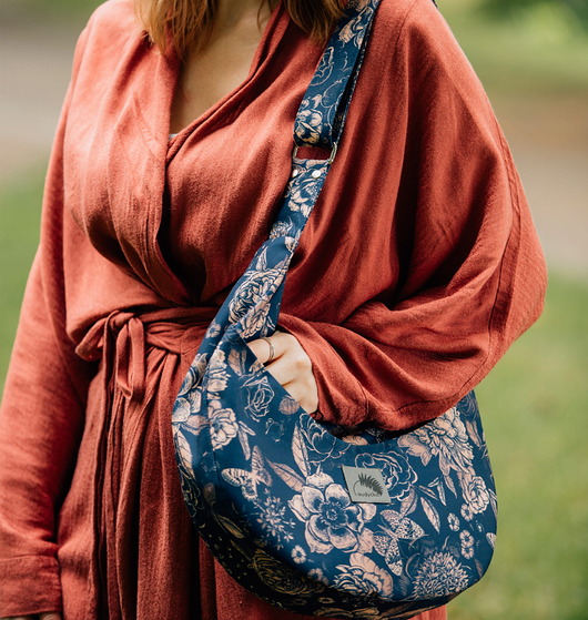 Hobo MIDI z wodoodpornej tkaniny KWIATY NA GRANACIE