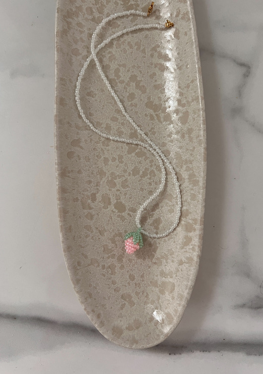 Handmade naszyjnik z koralików z plecionym owocem jasną malinką