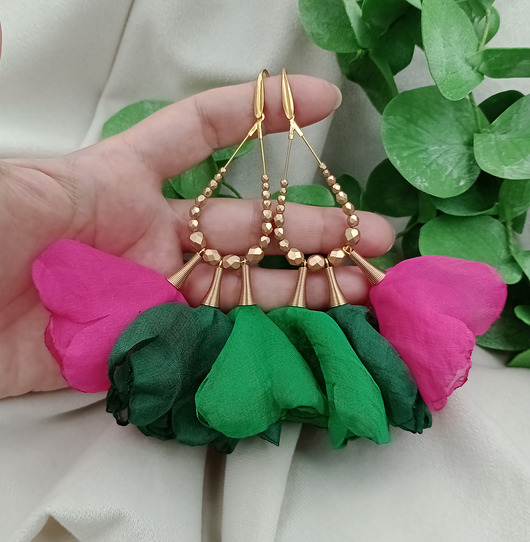 Kolczyki chwosty wiszące duże kwiaty, kolczyki kwiaty zielone fuksja