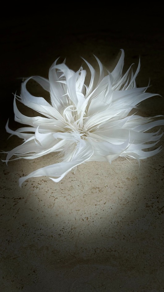 Broszka z piór biała