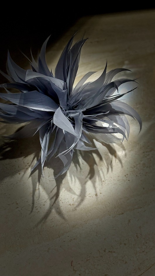 Broszka z piór szara