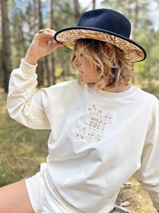 Śmietankowa bluza dresowa z haftem WILD GRL, VADA