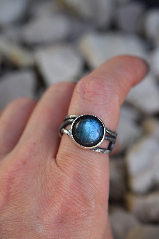 Pierścień z labradorytem