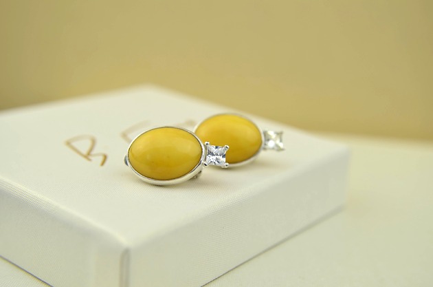 Srebrne klipsy z mlecznym bursztynem