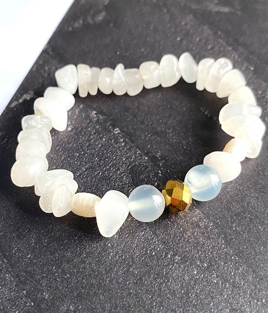 Bransoletka z kryształem górskim i perłami