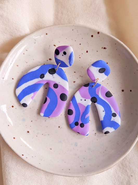 Lekkie kolczyki w kolorze niebieskim z modnym wzorem abstrakcyjny motyw