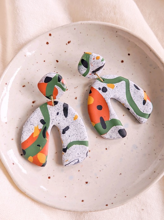 Lekkie kolczyki z abstrakcyjnym motyw kolorowy wzór wielokolorowe