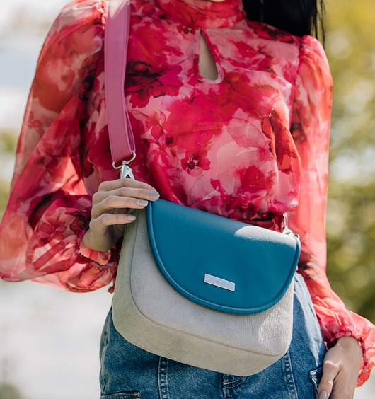 Torebka listonoszka podkówka szara z turkusową klapką i różowym paskiem