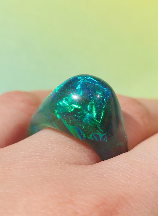 Zielony mieniący się pierścionek. Rozmiar M