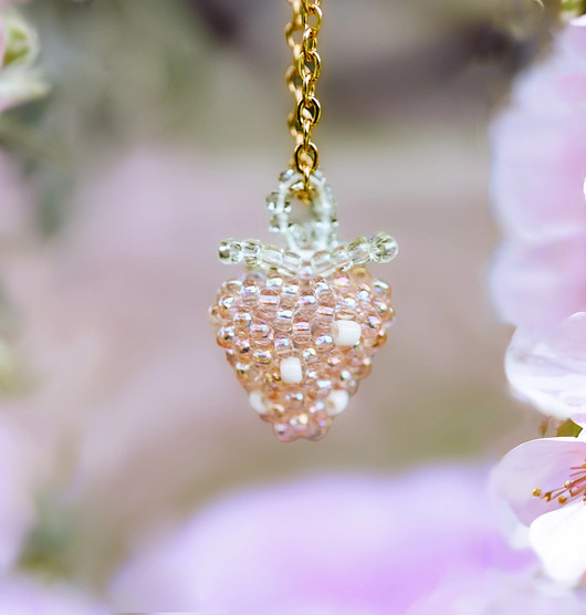 Unikatowy naszyjnik ze szklanych koralików z truskawką kwiaty biżuteria