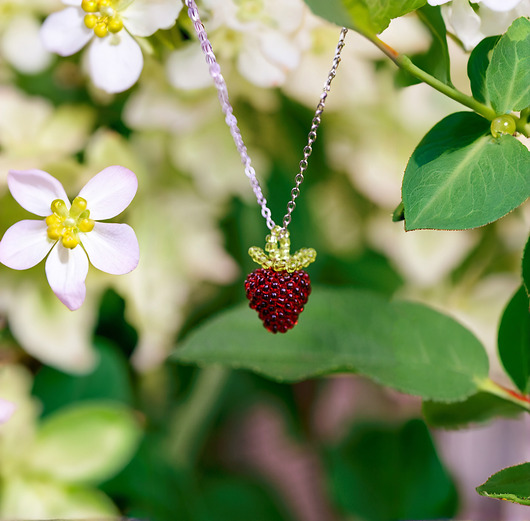 Modny naszyjnik ze szklanych koralików z truskawką kwiaty biżuteria