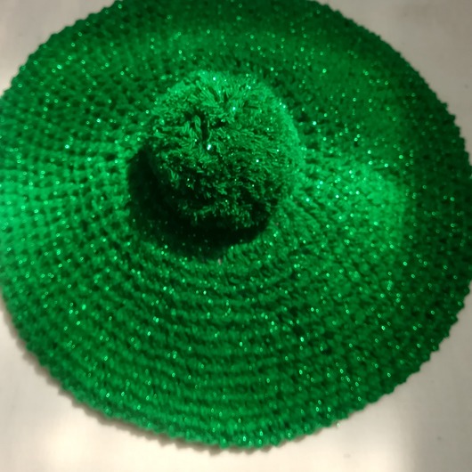 Unikatowy beret w kolorze zielonym z błyszczącą nitką.