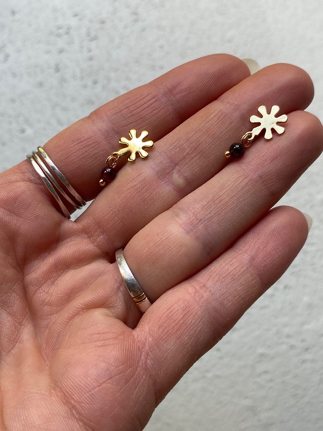 Kolczyki kwiatki z kamieniem granatu