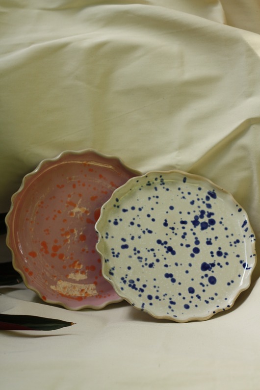 Talerz nakrapiany kobaltowy, różowy, ceramiczny ręcznie robiony