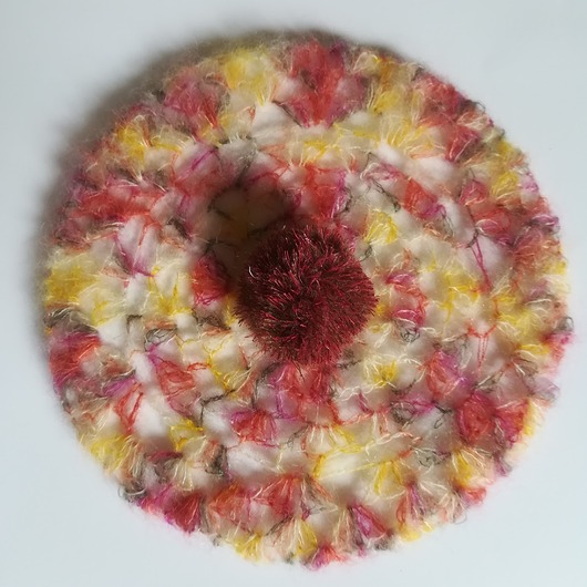 Unikatowy beret z wielobarwnej włóczki moherowej.