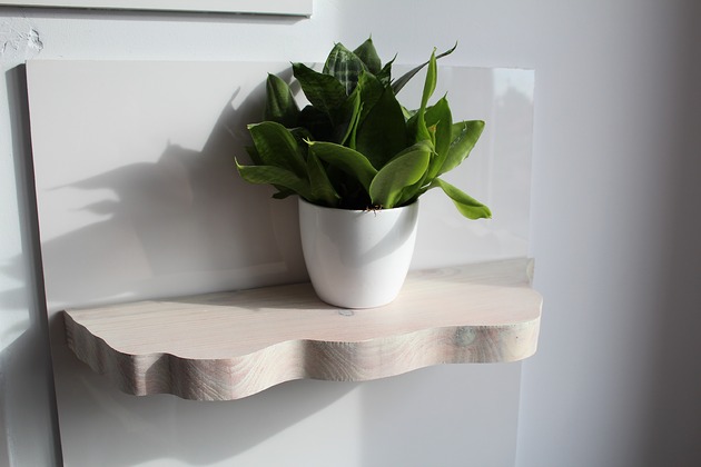Półka ścienna z niewidocznym mocowaniem- bielona 58 cm