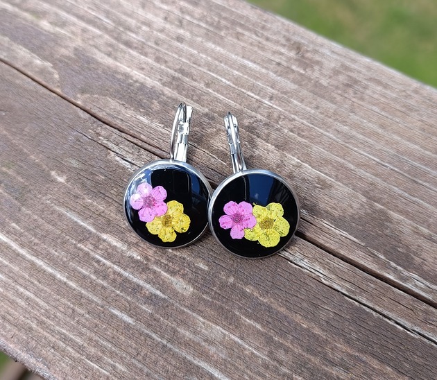 KOLORY CZERNI - kolczyki z suszonymi kwiatami wiśni w żywicy