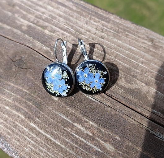 KOLORY CZERNI - NIEZAPOMINAJKI - kolczyki z kwiatami w żywicy