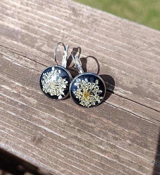 KOLORY CZERNI - DZIKA MARCHEW - kolczyki z kwiatami w żywicy