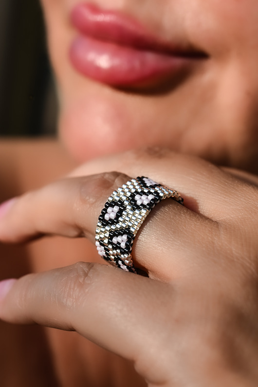 Pierścionek panterka, pierścionek peyote stitch z koralików myiuki