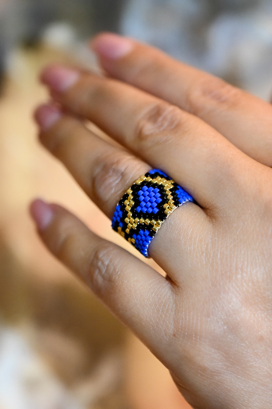 Kobaltowy pierścionek we wzór węża handmade, ręcznie pleciony