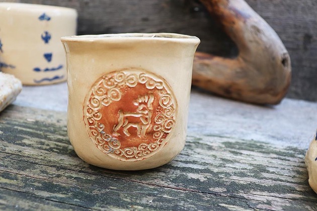 Leśna Elegancja - Ręcznie Lepiony Kubek ceramiczny z Motywem Jelenia