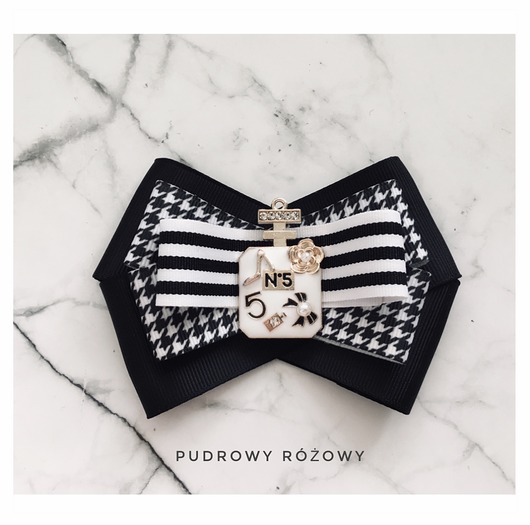 Brosza Black & White z perfumami New