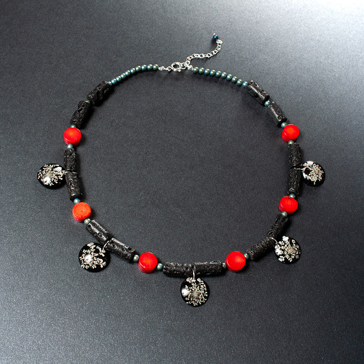 Naszyjnik z koralem, lawą wulkaniczną i żywicą. [ŁN7]