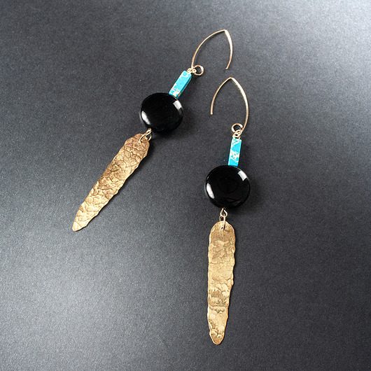 Kolczyki z jaspisem, onyksem i mosiądzem. [WK4]